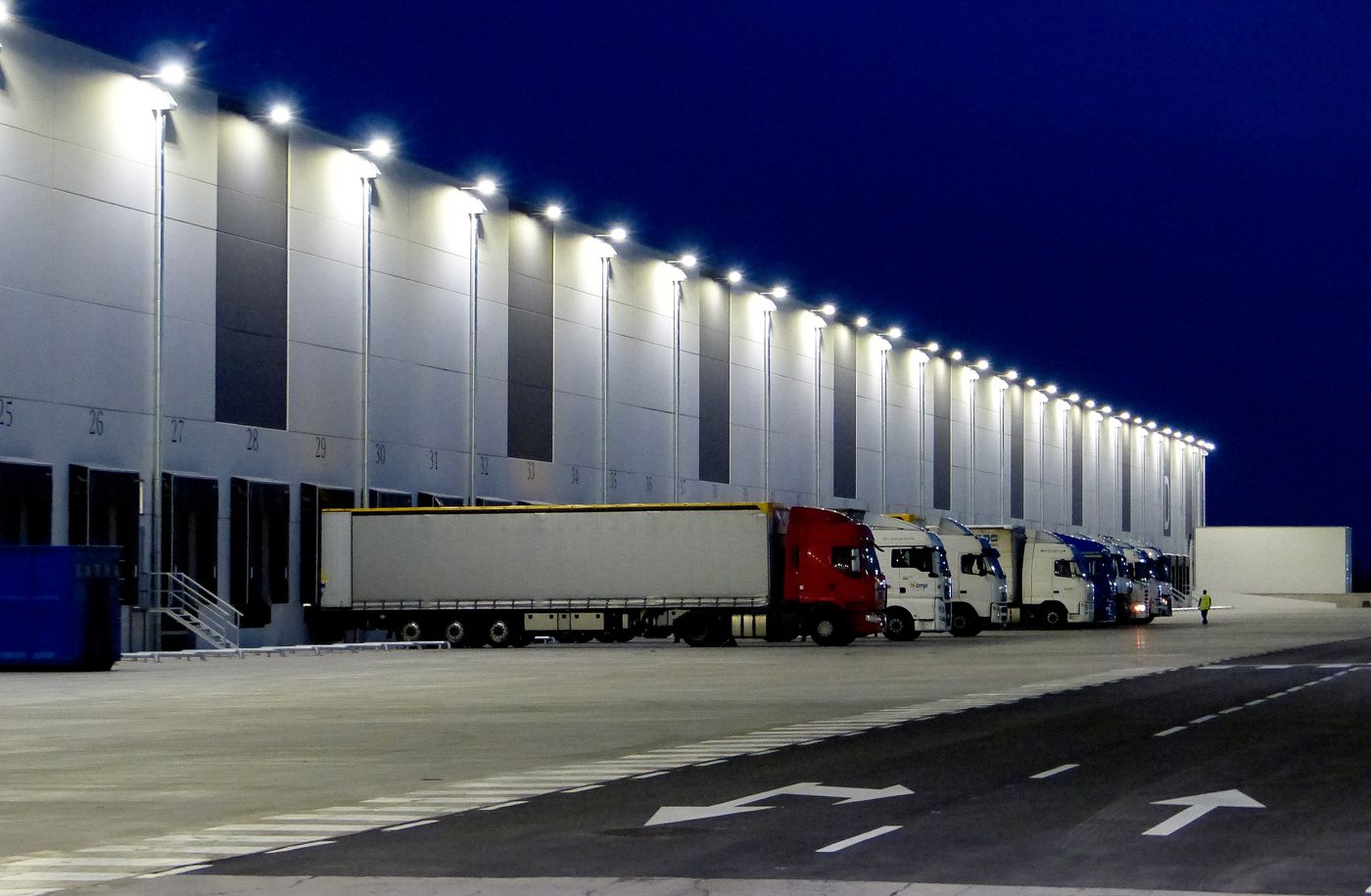 merlin-nave-logistica-camiones-noche merlin-nave-logistica-camiones-noche