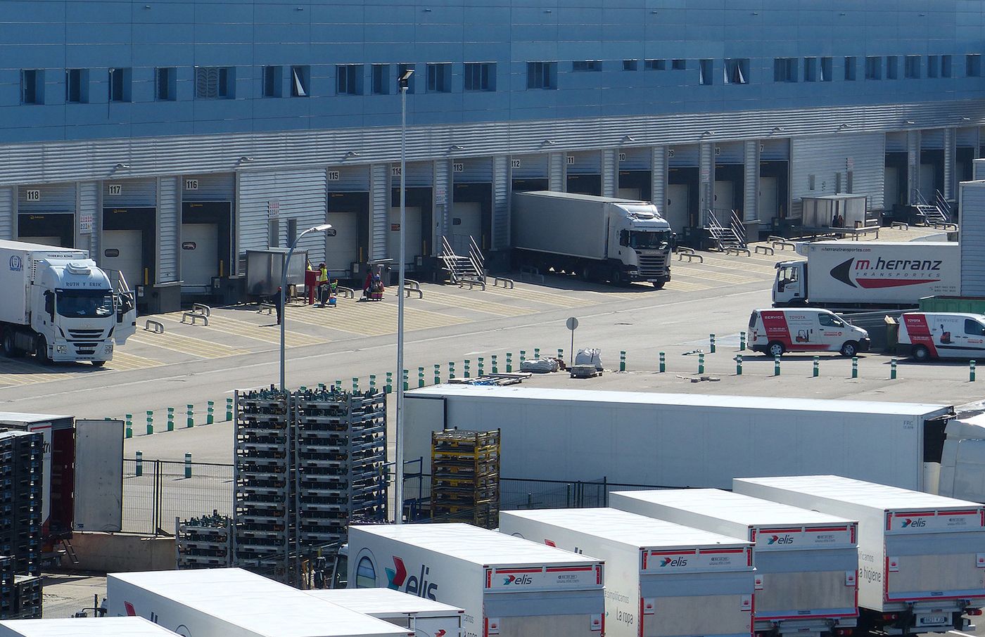 inmologistica-nave-exterior-muelles-camiones