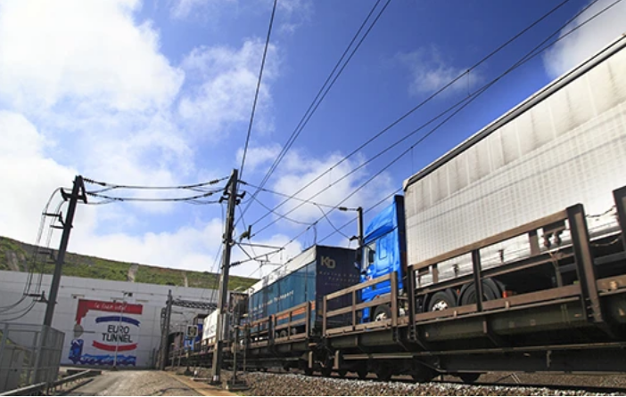 camiones a bordo del shuttle en el eurotunnel camiones a bordo del shuttle en el eurotunnel