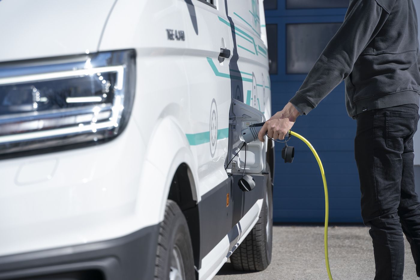 recarga toma electrica furgoneta electrica MN eTGE foto lateral