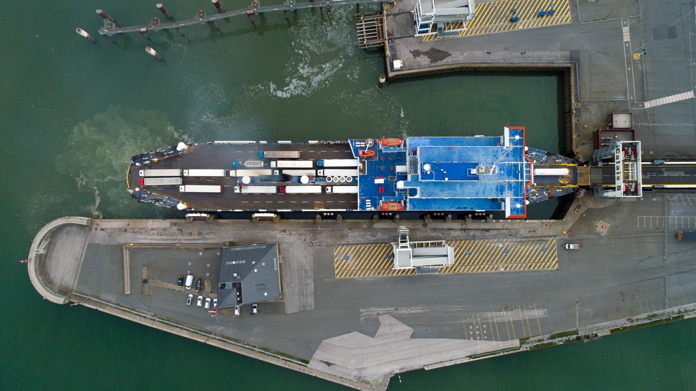 Photo aérienne d'un ferry dans le port de Calais