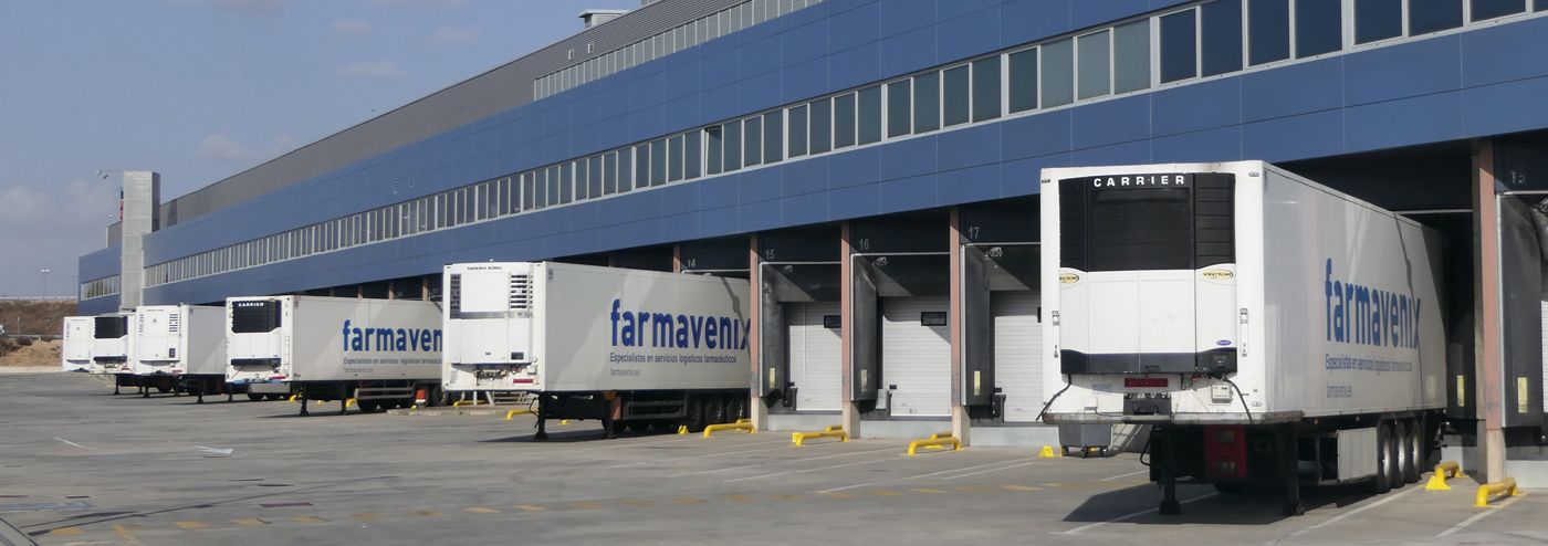transporte-frigorifico-farmaceutico-camiones-muelles-nave