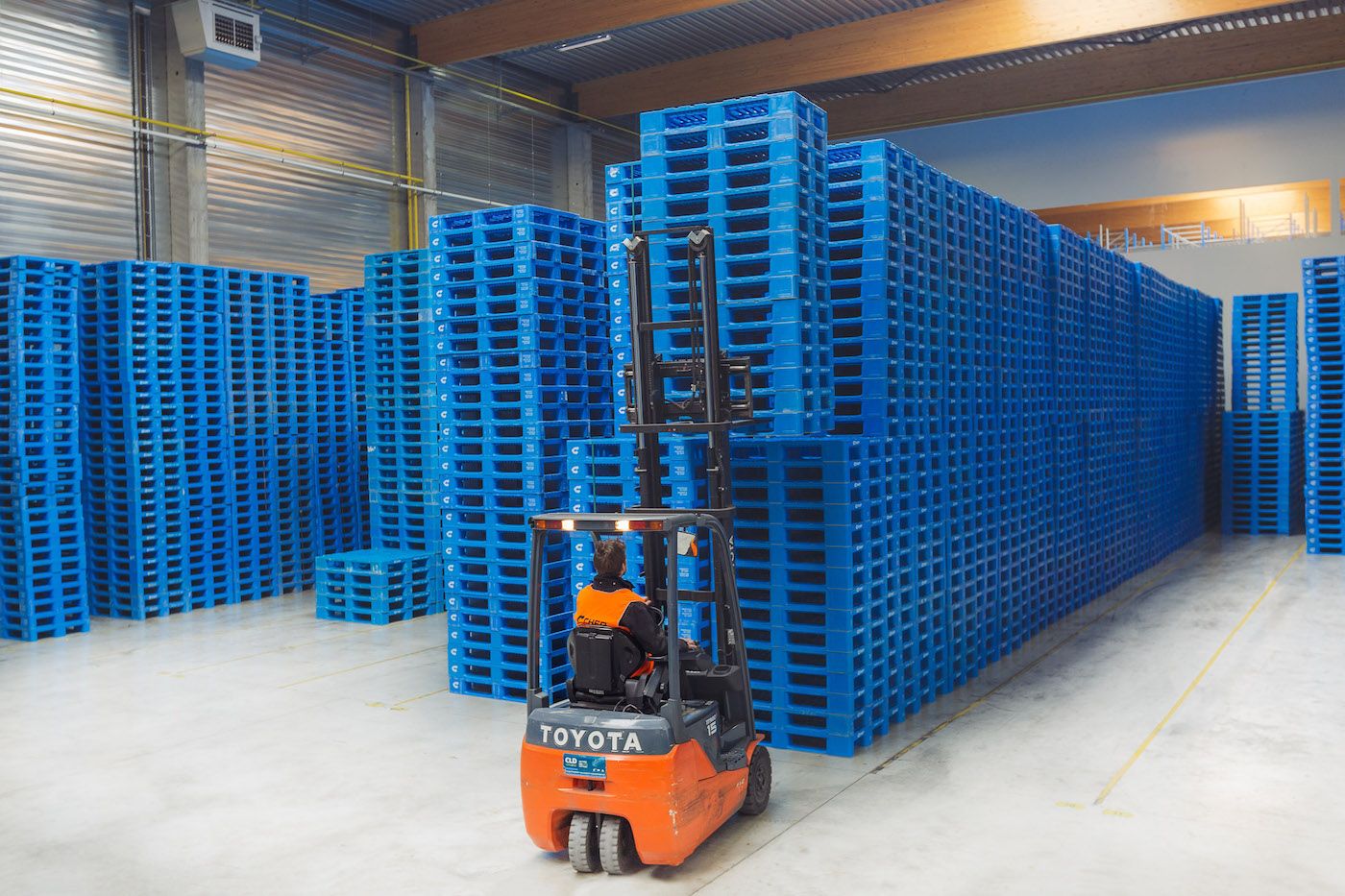 carretilla con palets de chep