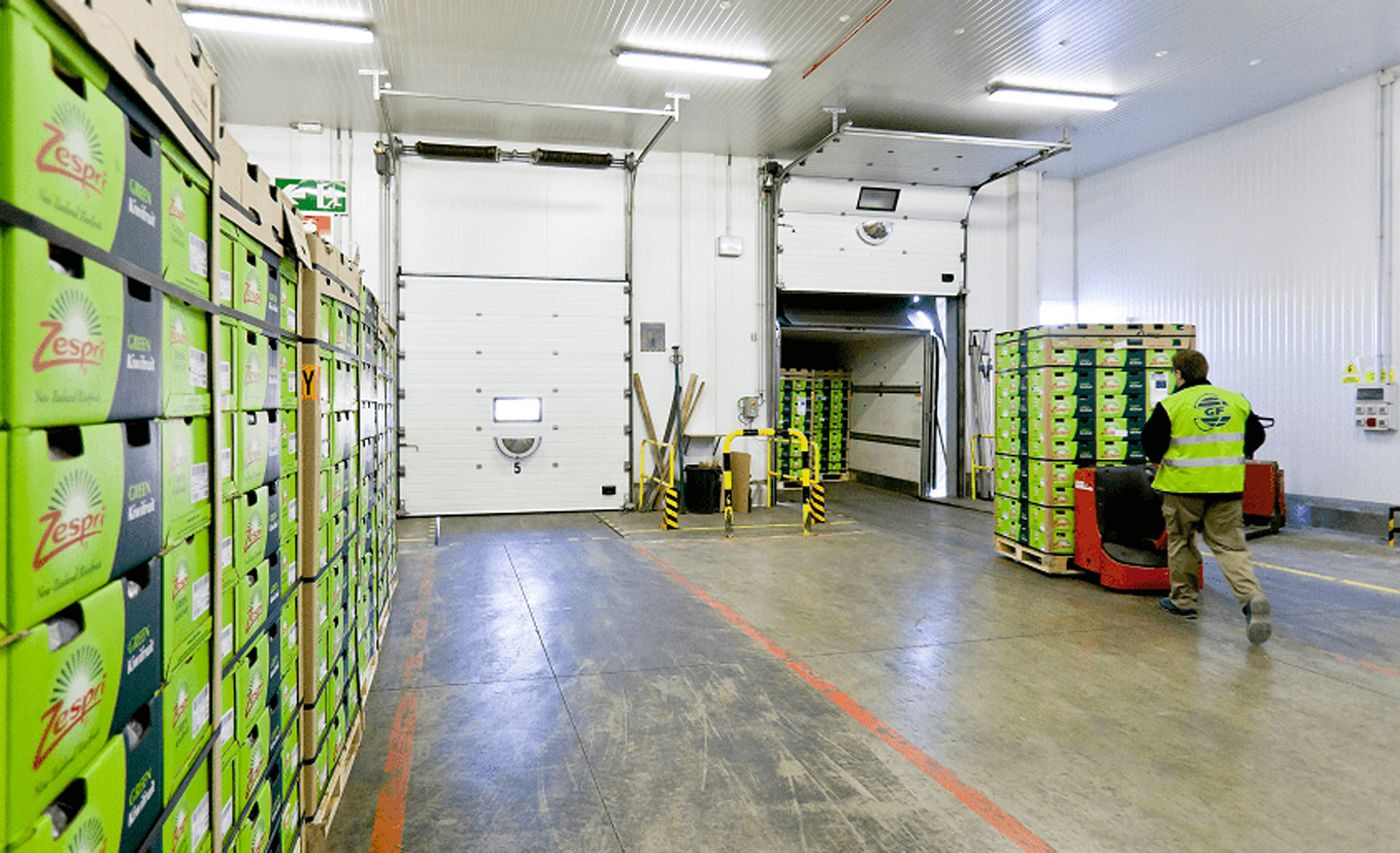 cajas-fruta-almacen-carga-camion-traspaleta