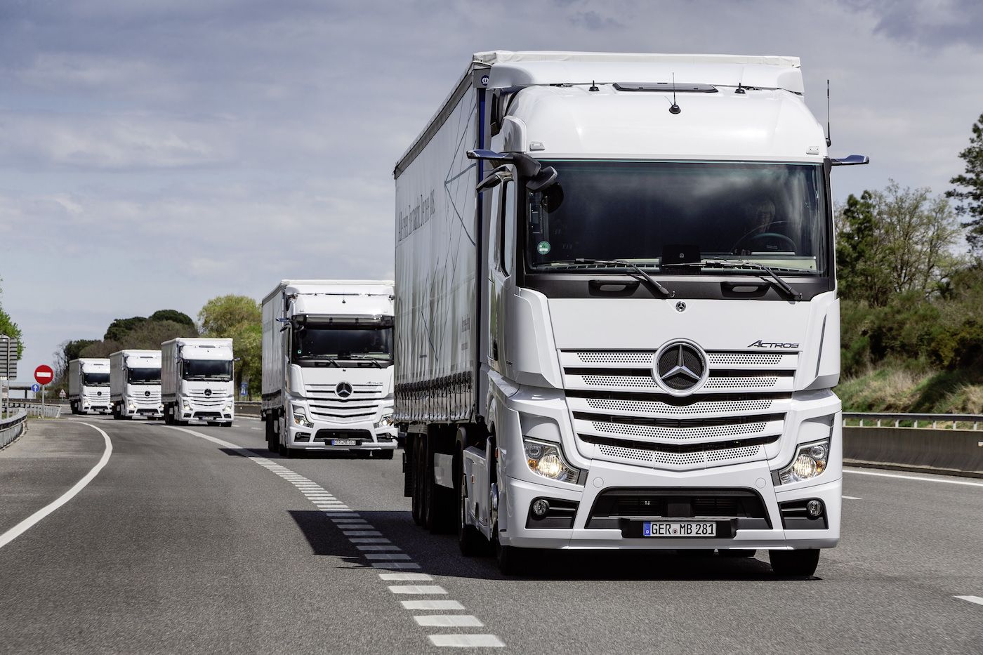 Mercedes-Benz Actros mit Active Brake Assist 5 und Abbiege-Assistent, Active Drive Assist, MirrorCamMercedes-Benz Actros with Active Brake Assist 5 and Sideguard Assist, Active Drive Assist, MirrorCam