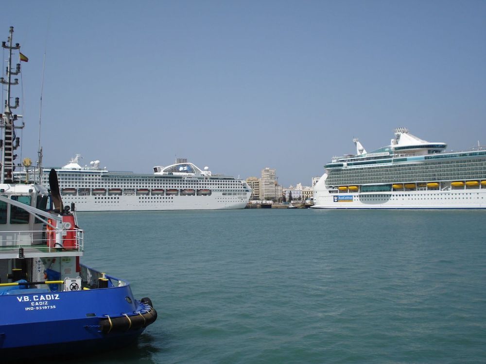 Terminal-de-cruceros-en-la-dársena-comercial-del-puerto-de-Cádiz