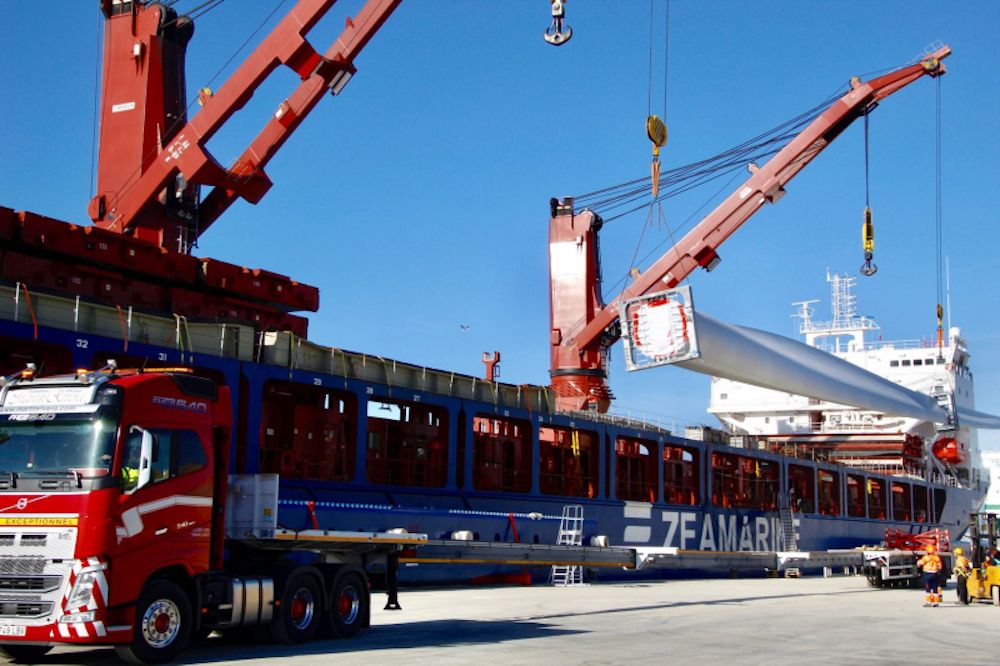 Buque Zea Marine con palas para aerogeneradores en el puerto de Motril Buque Zea Marine con palas para aerogeneradores en el puerto de Motril