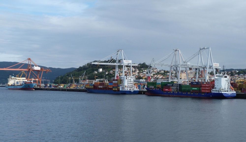 operativa-de-carga-de-contenedores-en-la-terminal-Termavi-del-puerto-de-Vigo