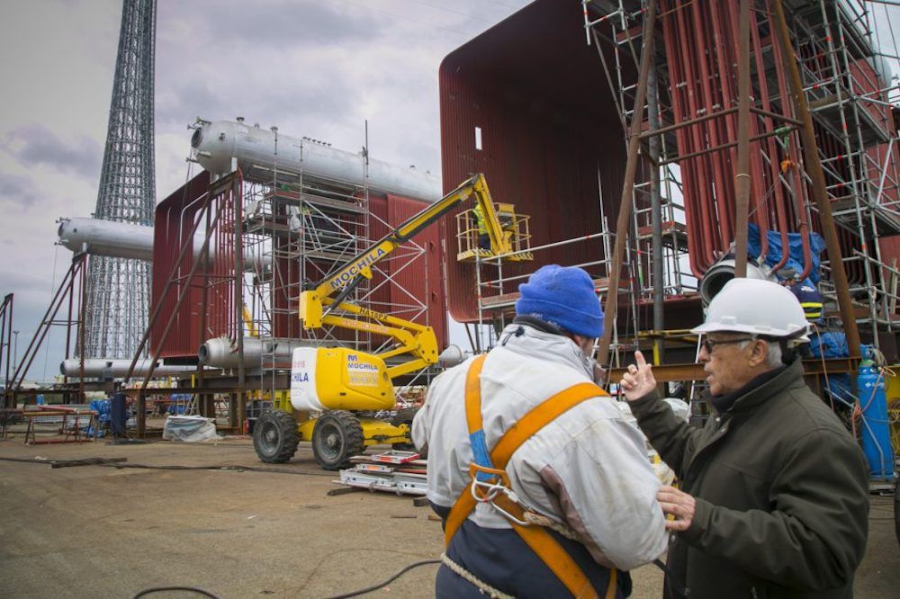 Montaje de calderas productoras de vapor en el puerto de Cadiz