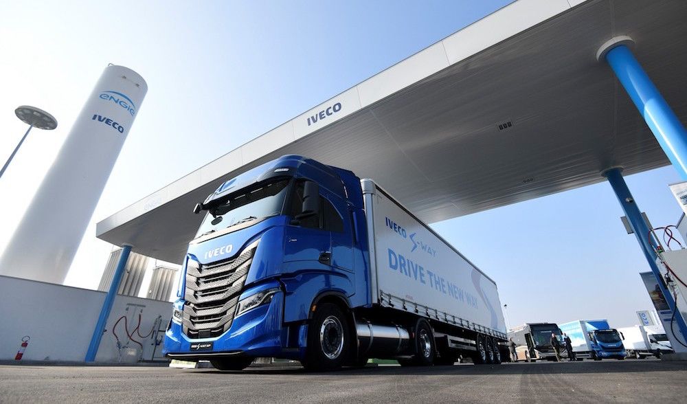IVECO-S-WAY-repostando-gas-natural IVECO-S-WAY-repostando-gas-natural