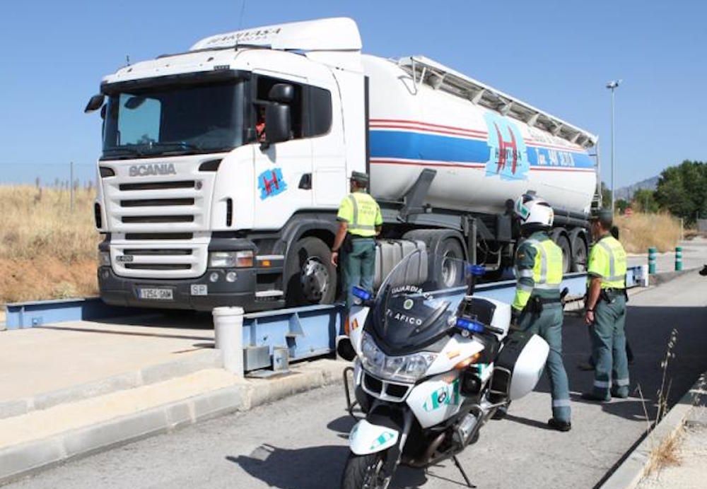 Pesaje-de-un-camion-cisterna-en-una-bascula