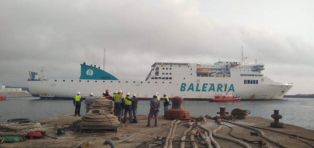 Ferry Sicilia de Balearia vista lateral