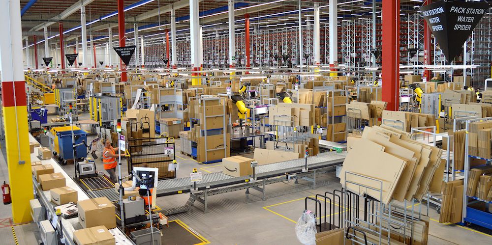 zona de empaquetado del almacen de amazon-illescas