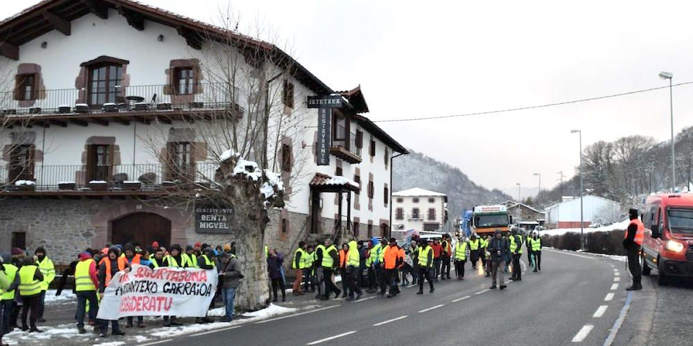 protestas N-121 para sacar los camiones de la carretera protestas N-121 para sacar los camiones de la carretera