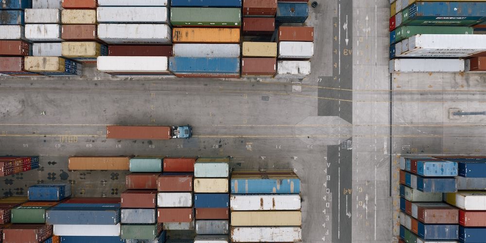 terminal contenedores con camion en vista cenital