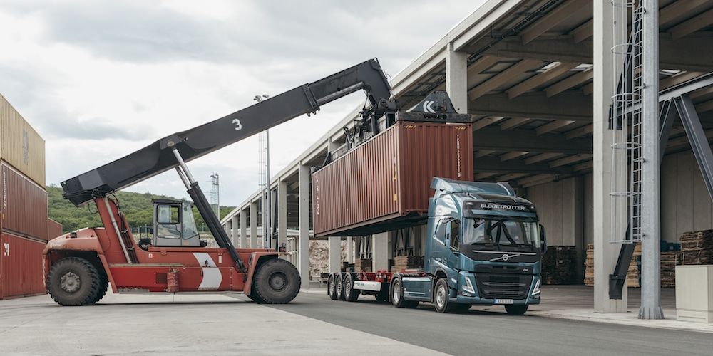 carga contenedor en camion Volvo reachstacker