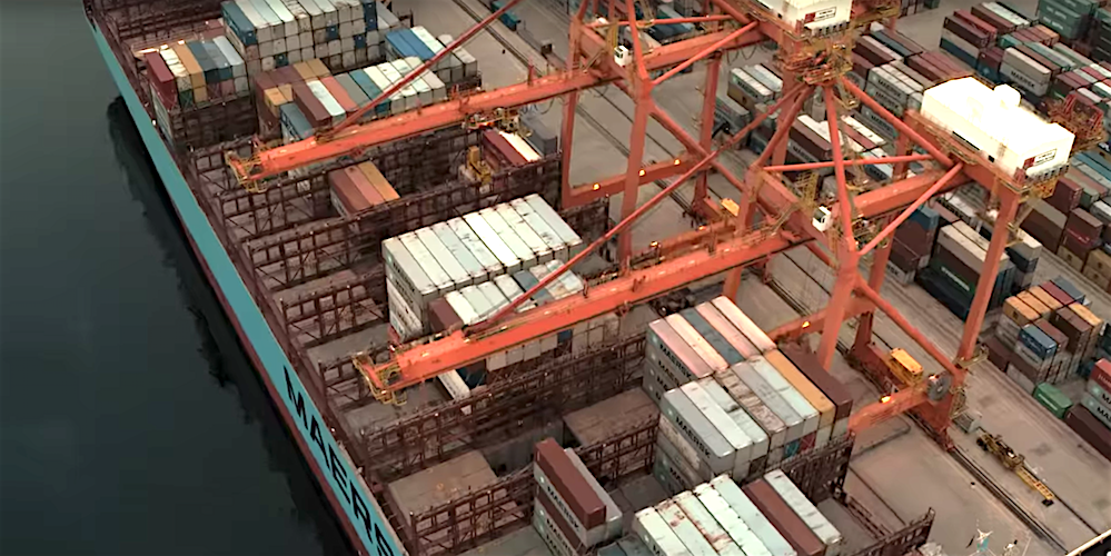 terminal contenedores vista cenital barco Maersk