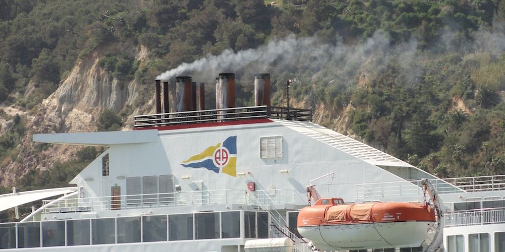 chimenea ferry Armas en puerto Barcelona humo blanco