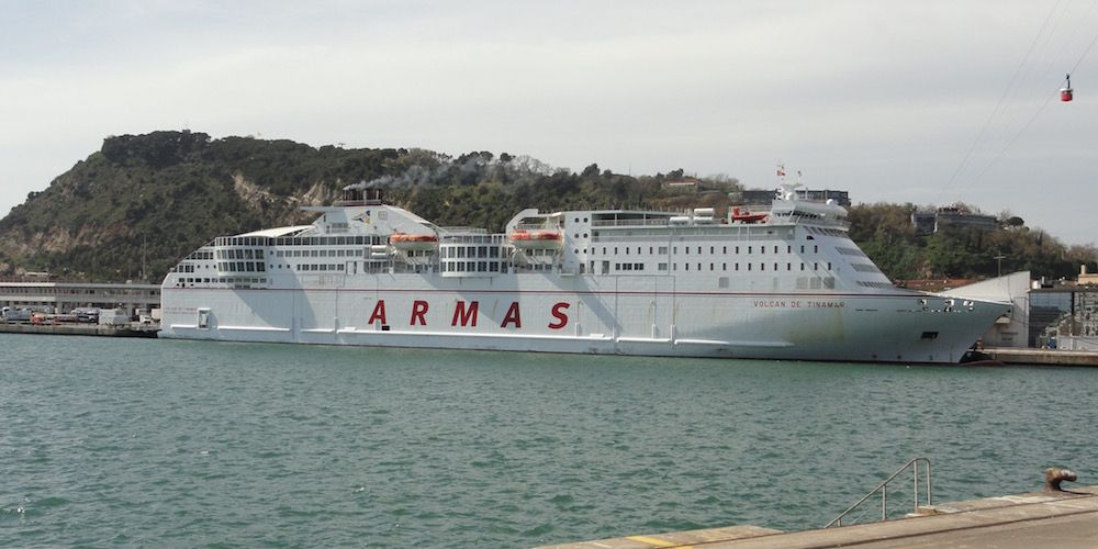 Volvan de Tinamar ferry Armas en puerto Barcelona