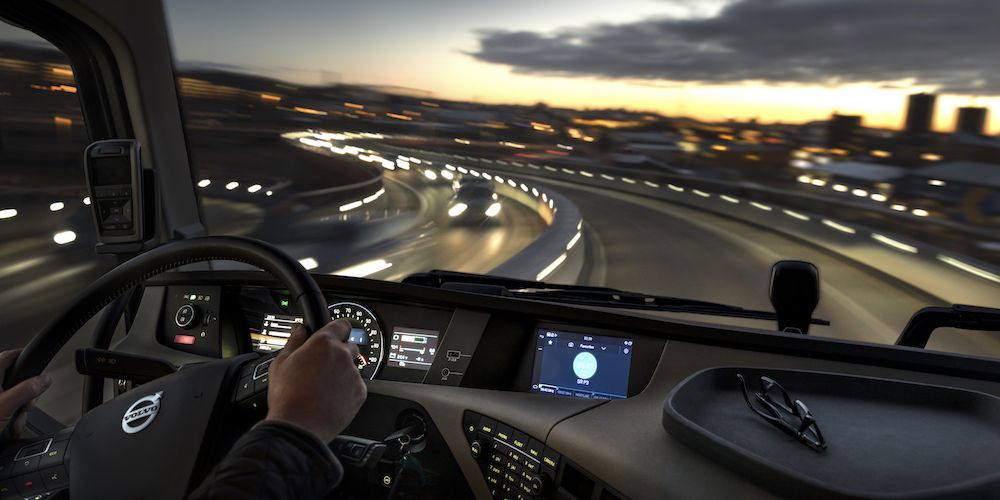 cabina camion Volvo nocturna conductor noche carretera