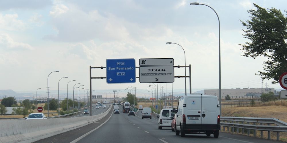 furgonetas en carretera en acceso a Coslada y San Fernando