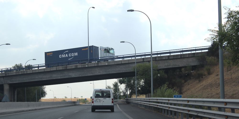carretera camion con contenedor de CMA CGM