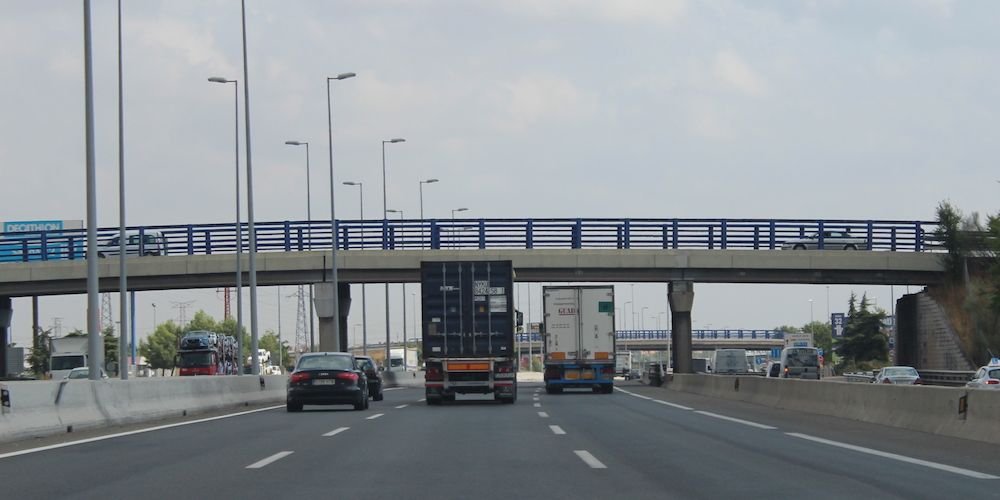 carretera puente camiones Coslada N-2 contenedor
