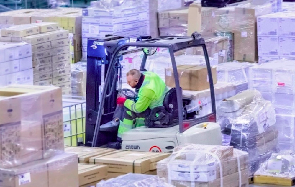 carretillero almacen palets