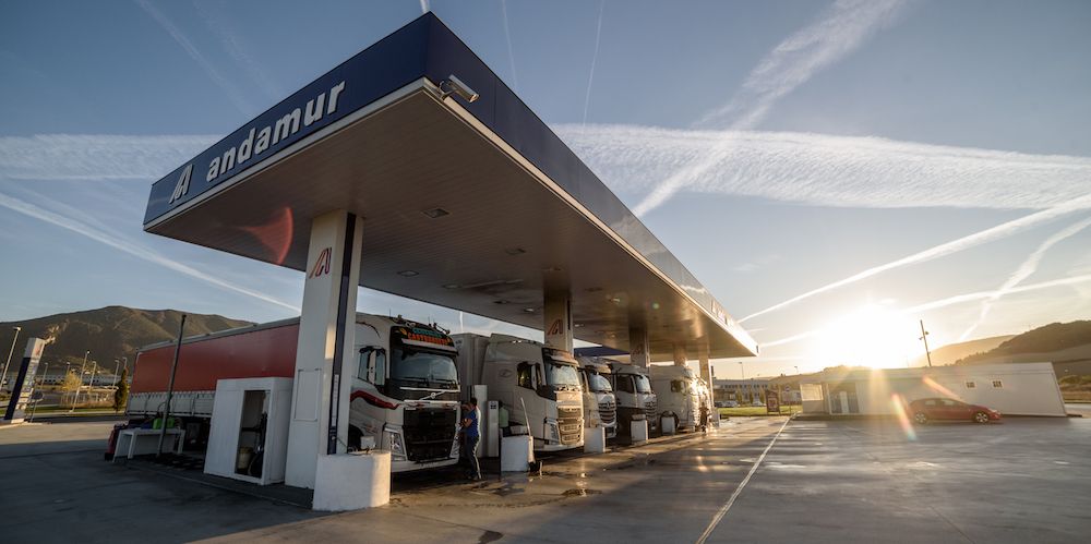 gasolinera de andamur con camiones