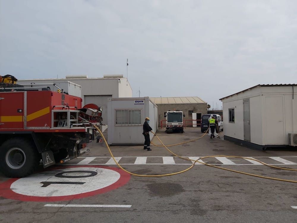 Trabajos de desinfeccion en el puerto de Valencia