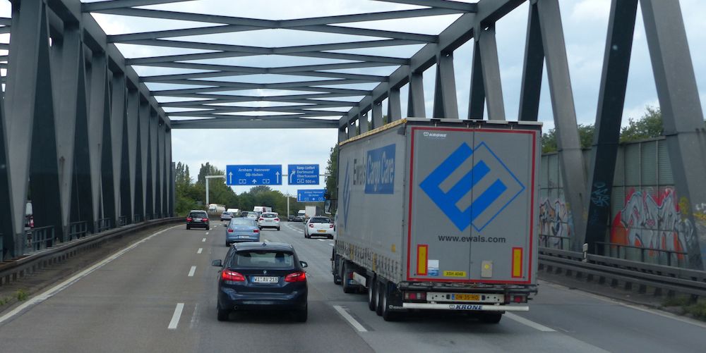 carretera Alemania camion Ewals en puente con celosia