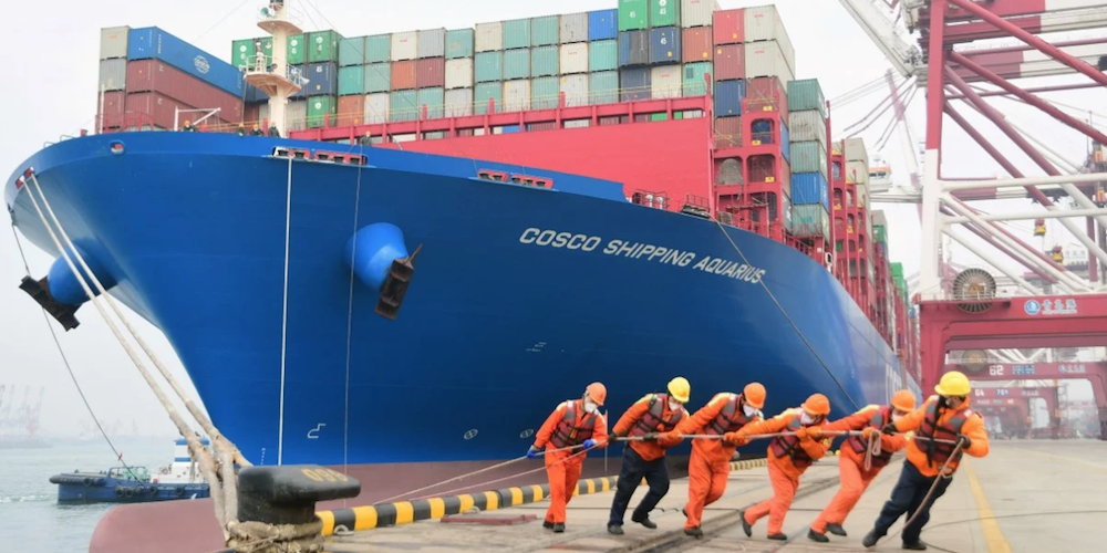buque Cosco operado por estibadores con mascarillas