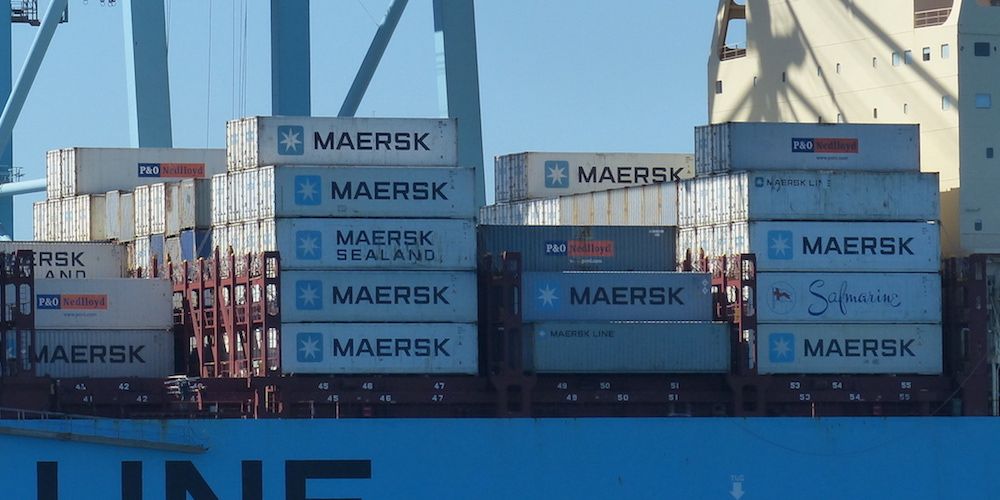 contenedores-apilados-embarcados-Maersk contenedores-apilados-embarcados-Maersk