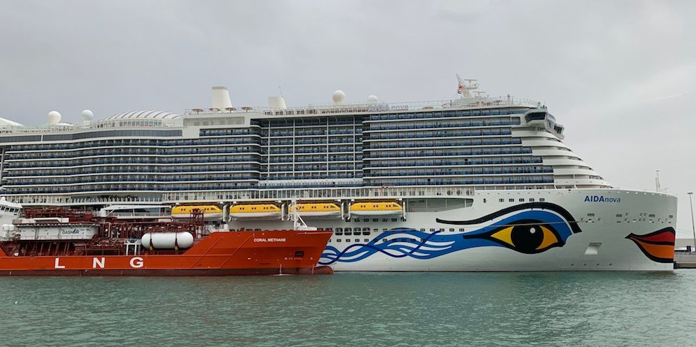 bunkering de gas natural GNL al crucero Aida Nova en el puerto de Barcelona