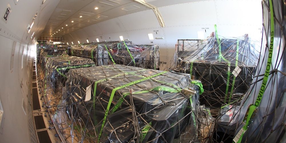 bodega-de-un-avión-carguero bodega-de-un-avión-carguero