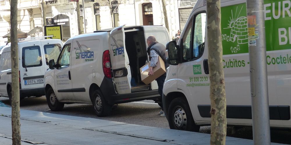 mensajero distribucion urbana furgoneta paquetes