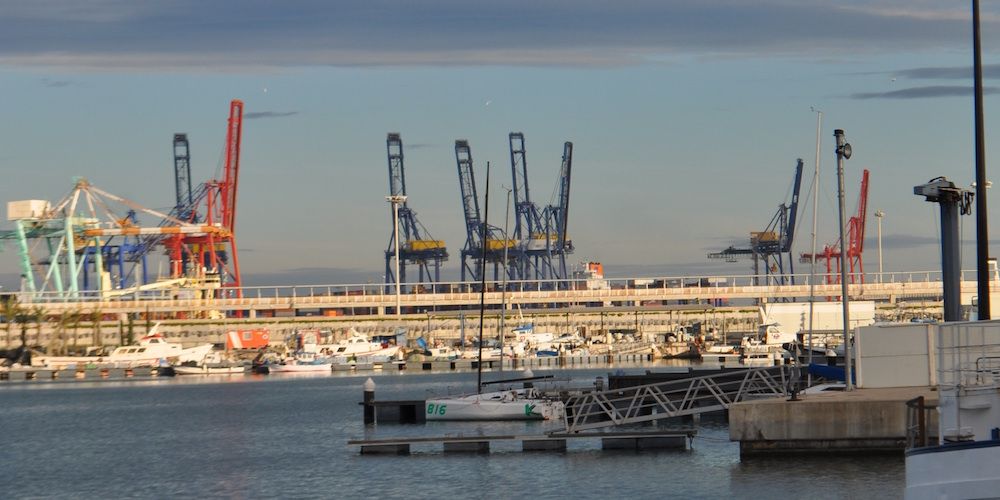gruas contenedores en Puerto de Valencia desde el exterior