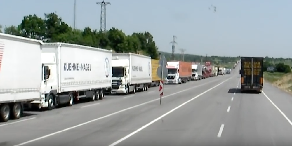 Camiones aparcados-en-la-frontera-turca