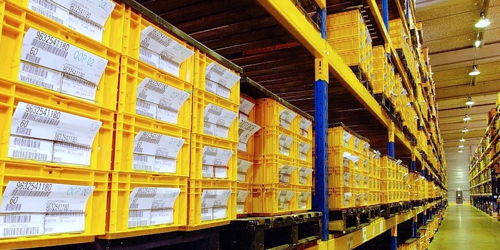 embalajes plastico gefco en estanterias almacen