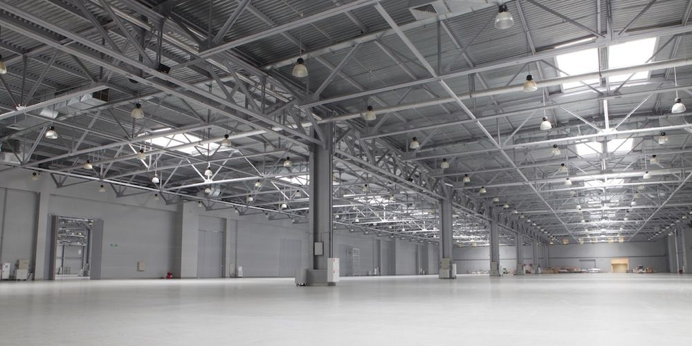interior de nave-logistica-en-alquiler con estructura metalica