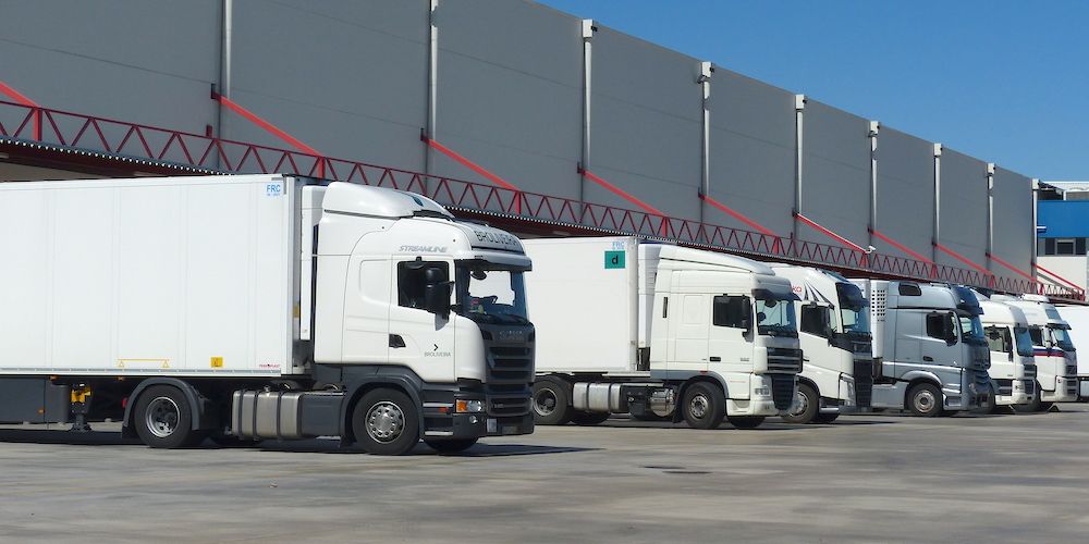camiones aculados en almacen transporte plataforma logistica distribucion