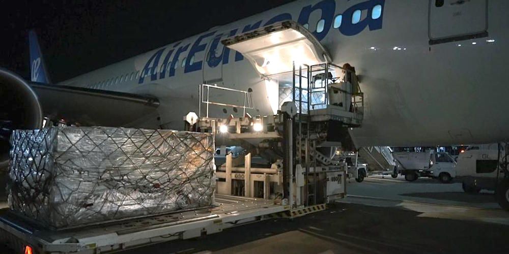 avion de Air Europa con el primer envio de mascarillas recibidas en el aeropuerto de Barajas