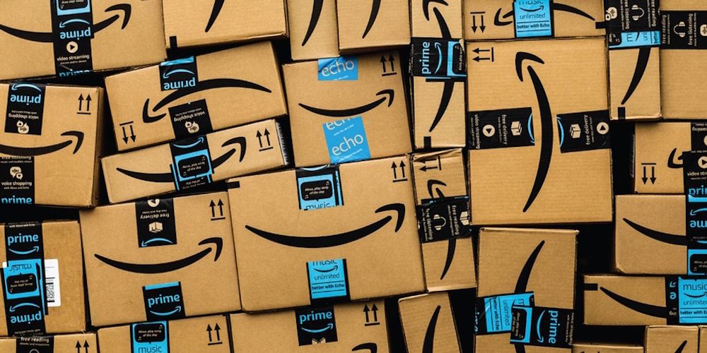 paquetes de amazon prime apilados