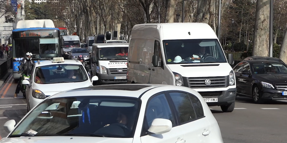 furgonetas de reparto en el paseo del Prado de Madrid reparto distribucion