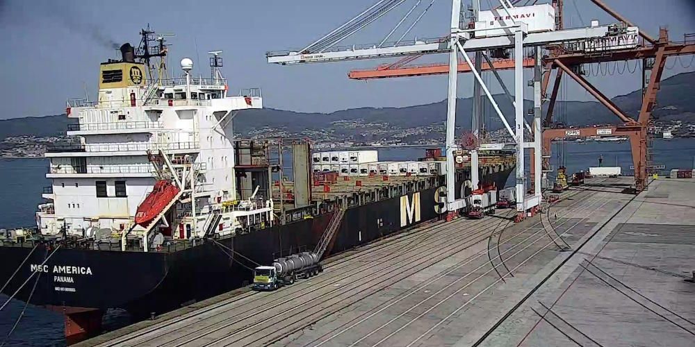 portacontenedores vacio MSC America en puerto Vigo muelle Guixar Termavi