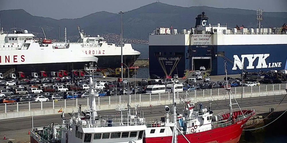 ro-ro vehiculos en muelles Bouzas con barcos Suardiaz y NYK Line