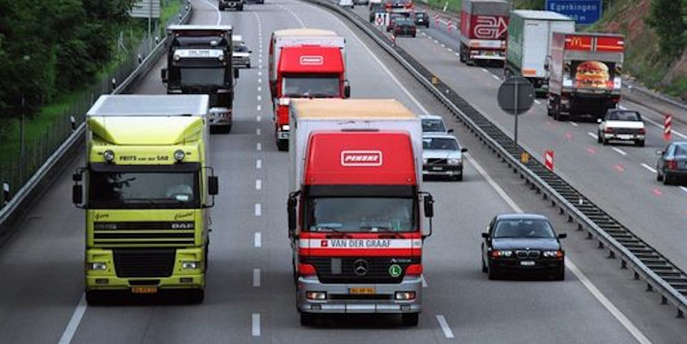 camiones en una autopista de francia