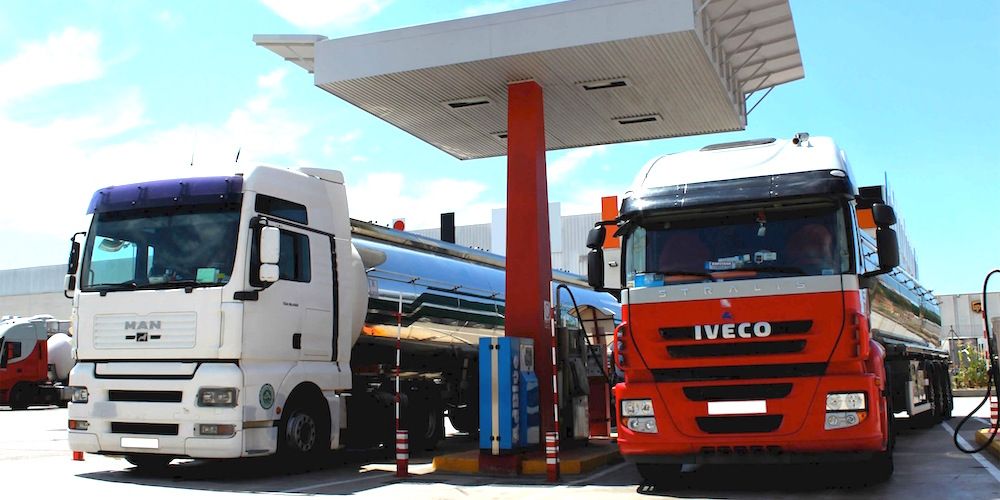 camiones repostando-combustible-de-un-camion-cisterna