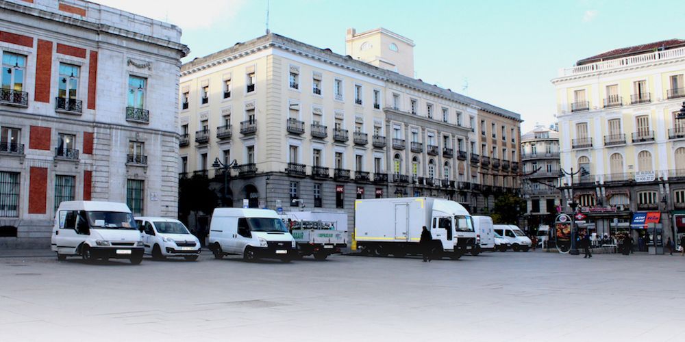 furgonetas de distribucion-urbana-en-la-puerta-del-sol-de-madrid