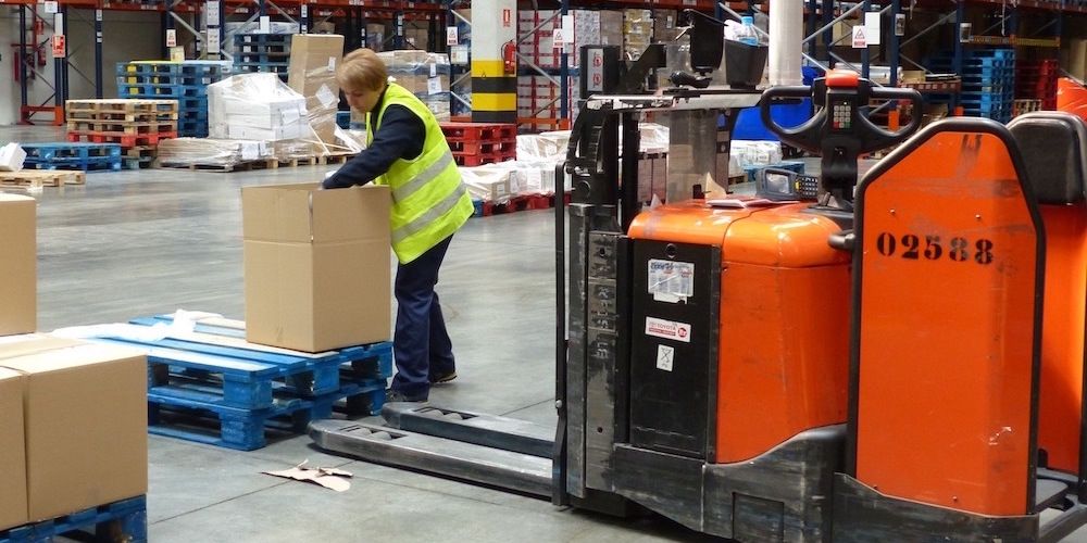 operaria-en-almacen-logistico-1